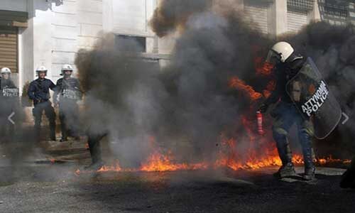 Atene di nuovo in fiamme: grazie Tsipras