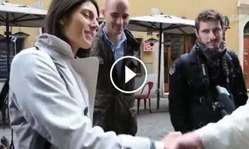 Virginia Raggi umilia Matteo Renzi: conversazione in perfetto inglese