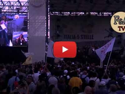 L’emozionante finale di “Italia a 5 Stelle” con Grillo sulle note di “Un amore così grande”