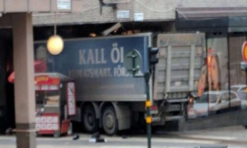Stoccolma. Camion sulla folla lascia morti e feriti: è attentato