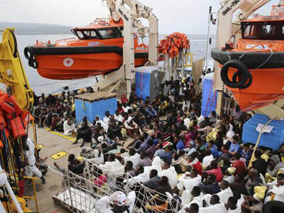 L’invasione di migranti e le ONG: C’è un diritto dei popoli alla loro identità?