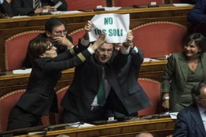 La sciagurata propaganda dello Ius Soli di Grasso e della Chiesa contro le giustificate proteste di M5S e Lega La sciagurata propaganda dello Ius Soli di Grasso e della Chiesa contro le giustificate proteste di M5S e Lega