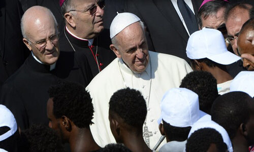 Bergoglio, il Papa gesuita che vuole l’invasione dei migranti