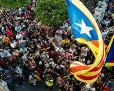 Catalogna proclama indipendenza. Per Rajoy “Atto criminale” la  Procura chiede arresto Puigdemont: è caos