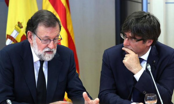 Catalogna. Scaduto l’ultimatum, Puigdemont apre al dialogo. Rajoy: risposta entro giovedì