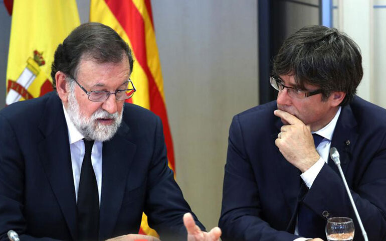 Catalogna. Scaduto l’ultimatum, Puigdemont apre al dialogo. Rajoy: risposta entro giovedì