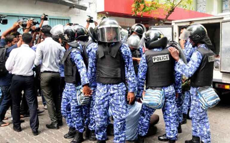 Maldive nella bufera con esercito nelle strade. Arrestato ex presidente: preoccupati i governi mondiali