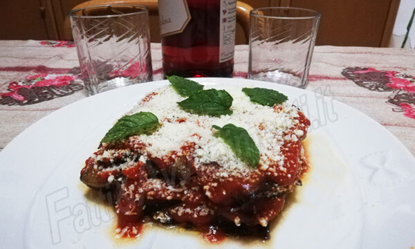 Melanzane alla parmigiana, che NON si infornano – Ricetta siciliana