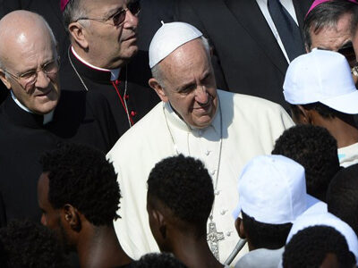 Bergoglio, il Papa gesuita che vuole l’invasione dei migranti